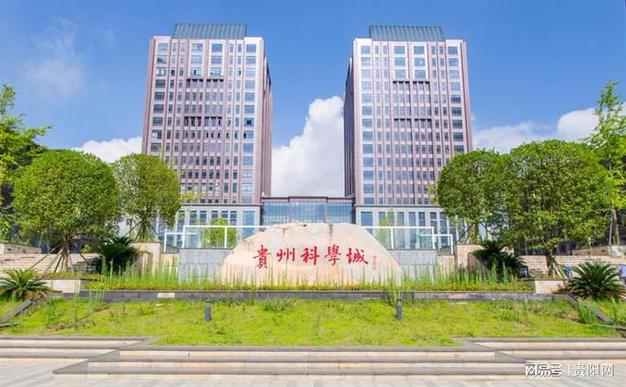 先进装备制造业,软件和信息技术服务业为主攻方向,打造集"政,产,学,研
